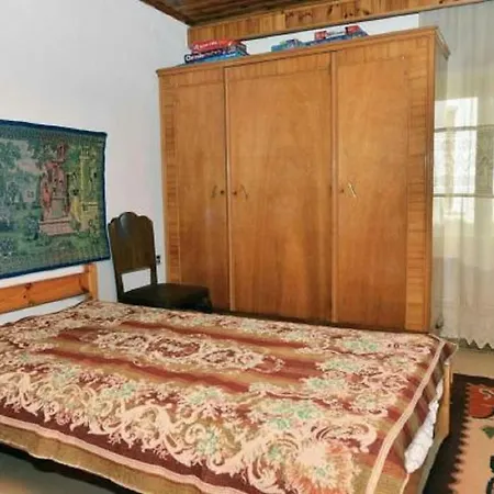 Traditional 2 Bdrs House Center *