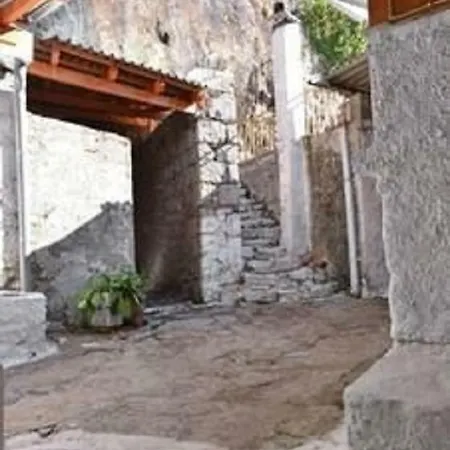 Traditional 2 Bdrs House Center