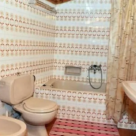 Traditional 2 Bdrs House Center Apartment *